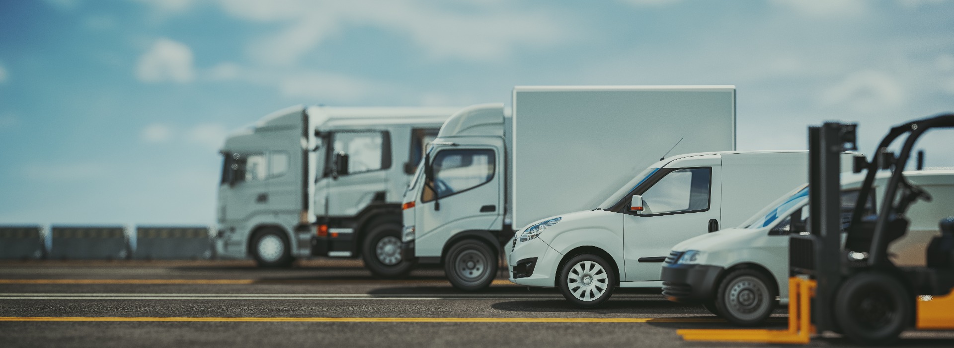 Lastwagen verschiedener Größen auf der Straße.
