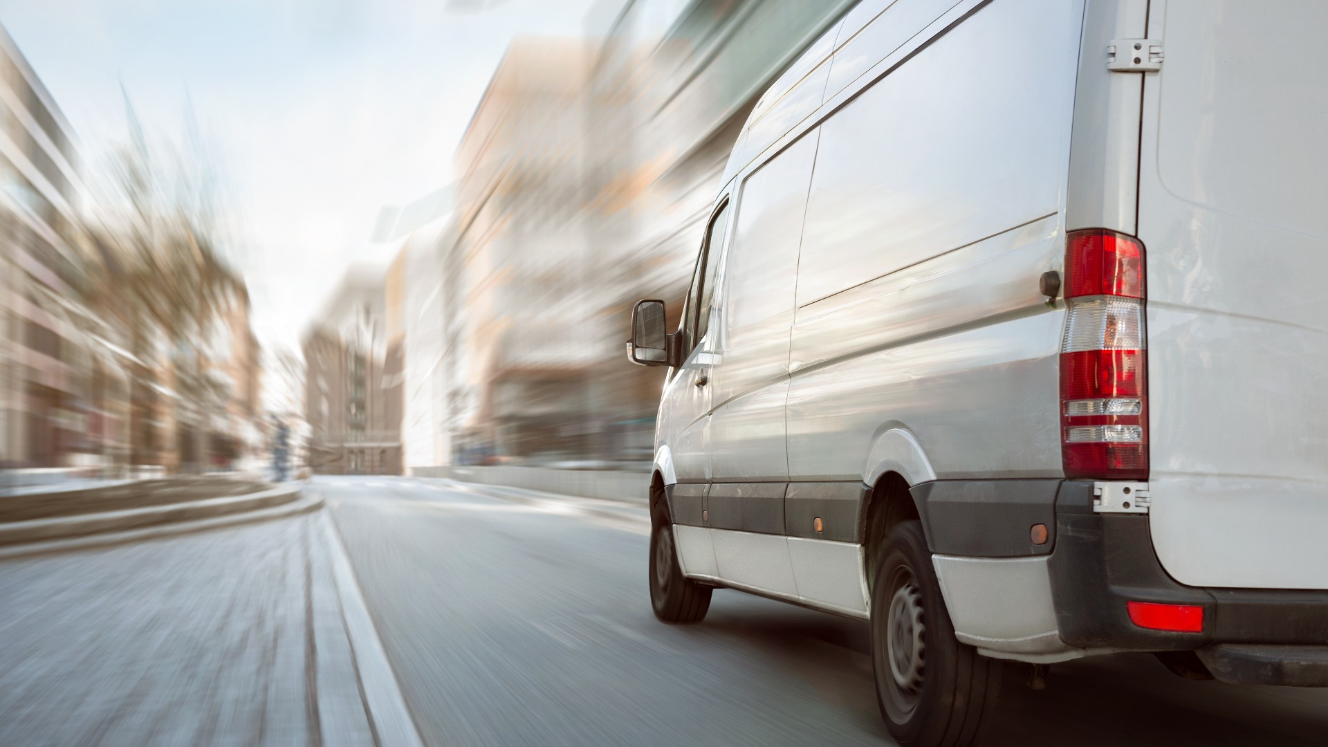 Transporter fährt in der Stadt